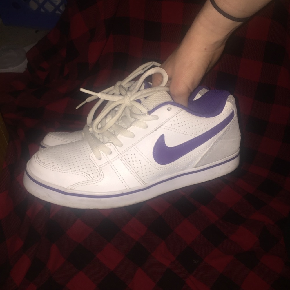 nike sb purple & white tennis shoes